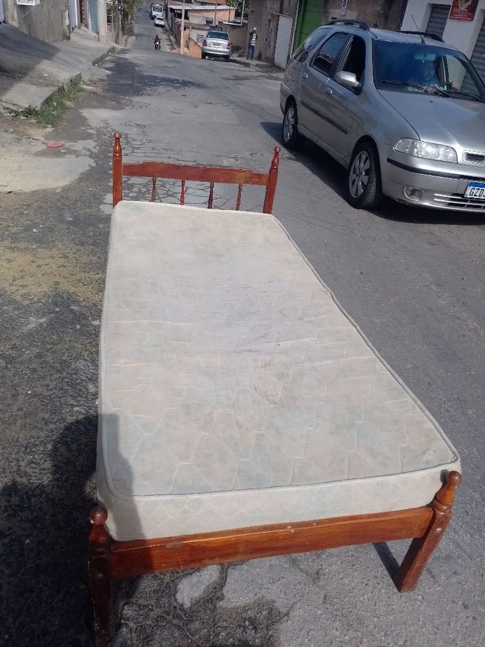 Cama de solteiro sucupira c colchão 