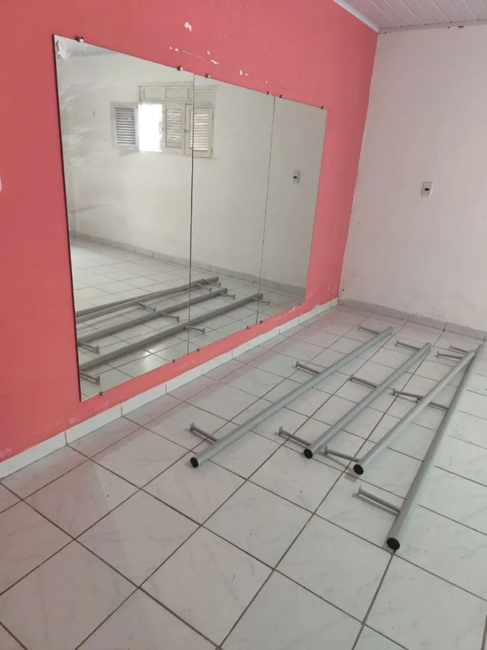 Espelhos e barra para dança 