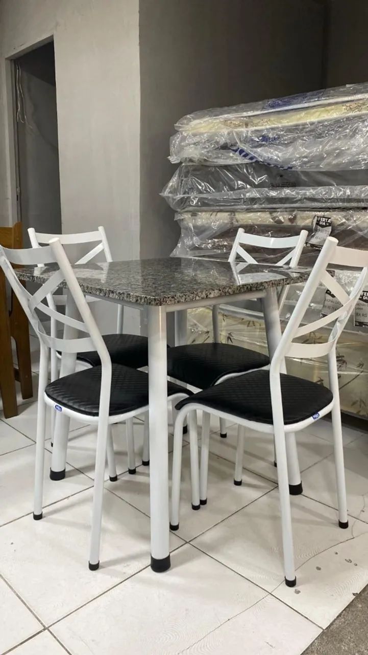 Mesa de Jantar Compacta com 4 Cadeiras - Marca Mila (Seminova) - Foto 2