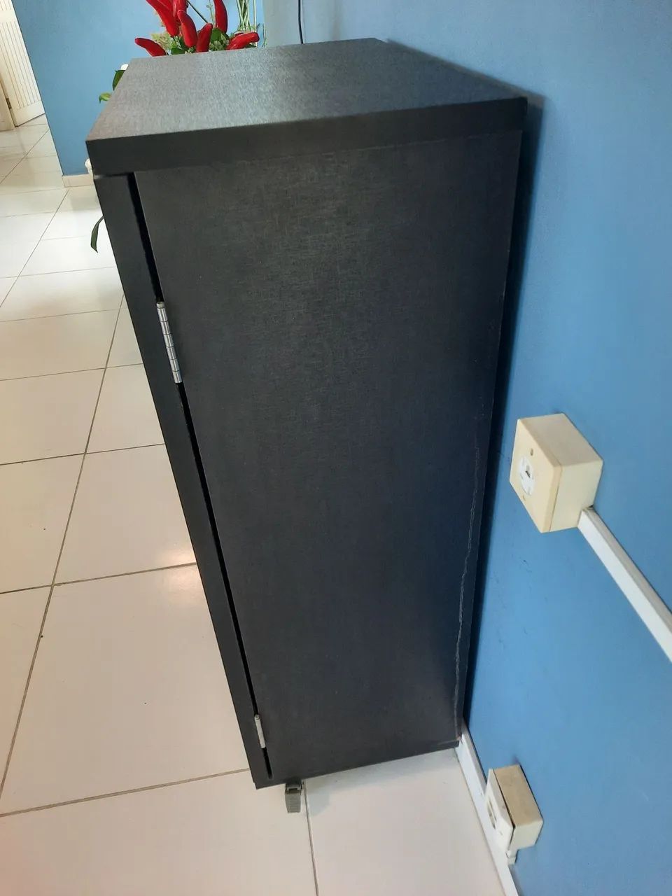 Armário MDF preto com rodinhas - Foto 2