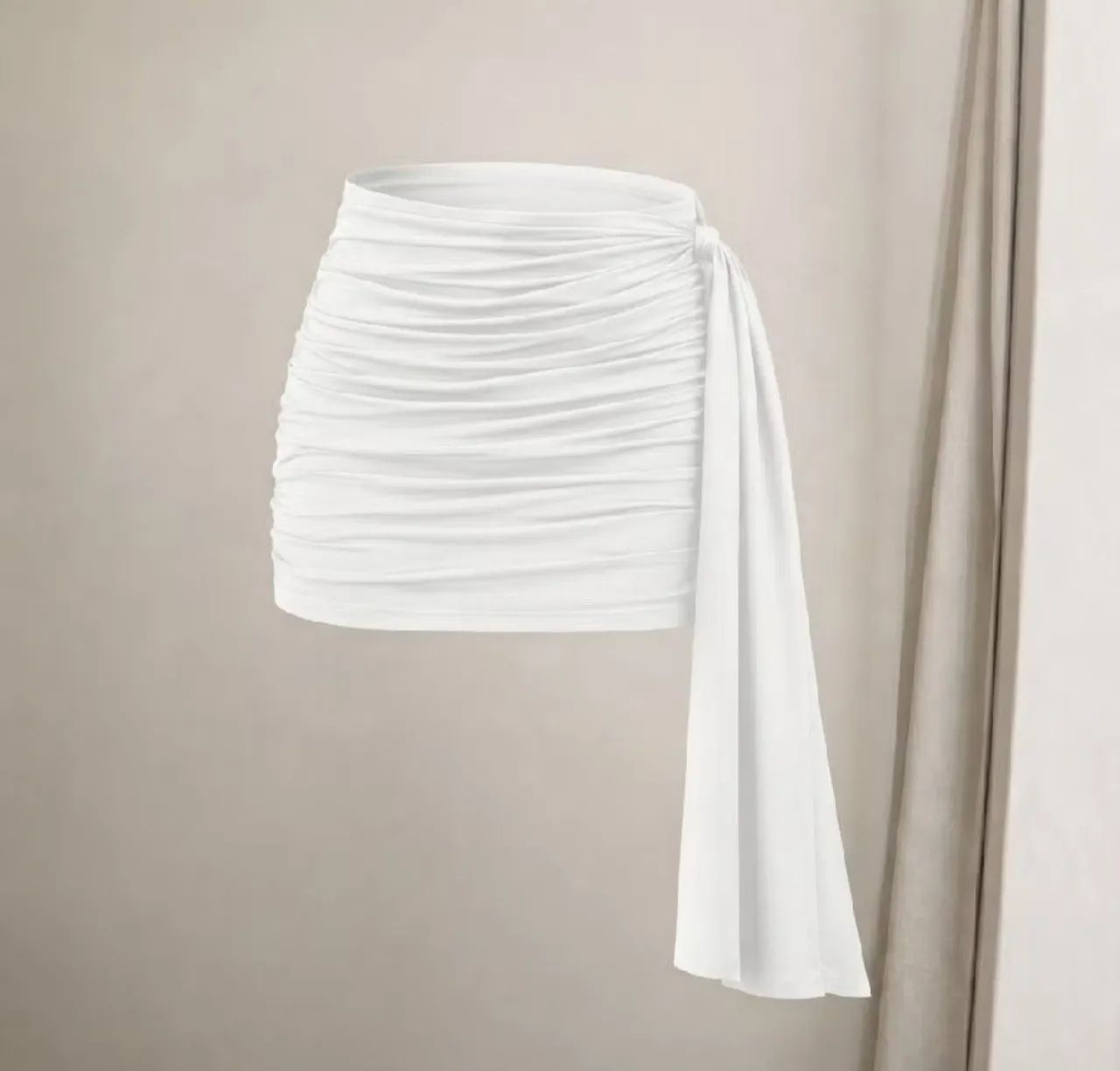 Saia curta feminina com faixa lateral 