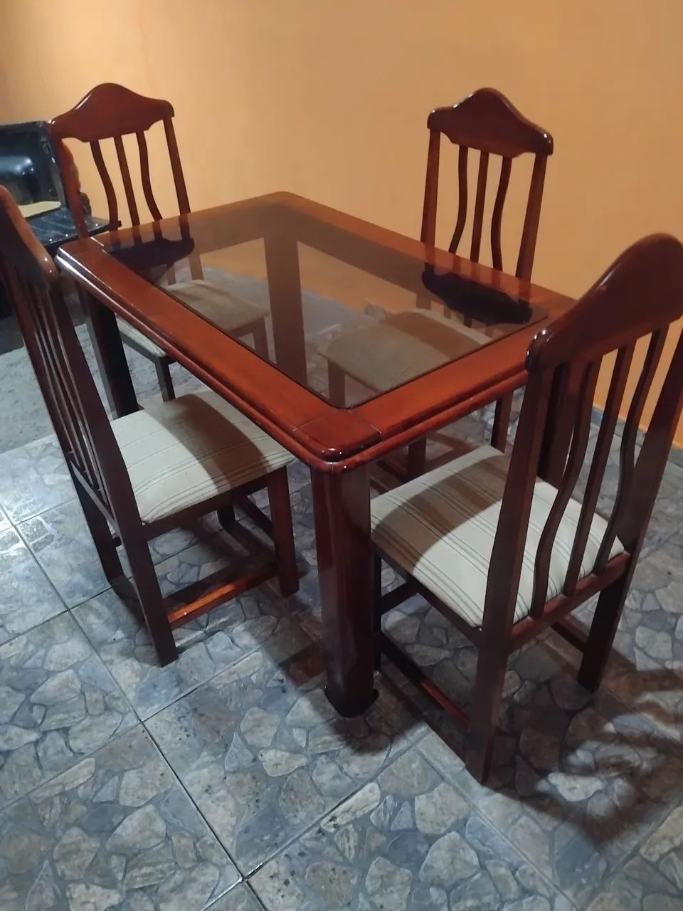 Mesa 4 cadeiras madeira maciça (Entrego)