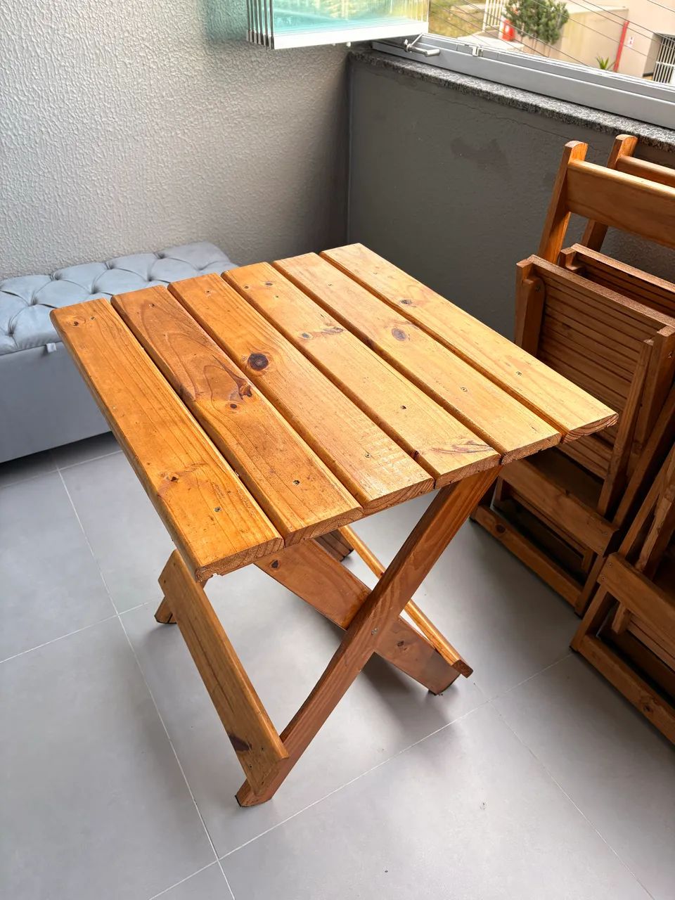 Conjunto mesa e 4 cadeiras de madeira  - Foto 2