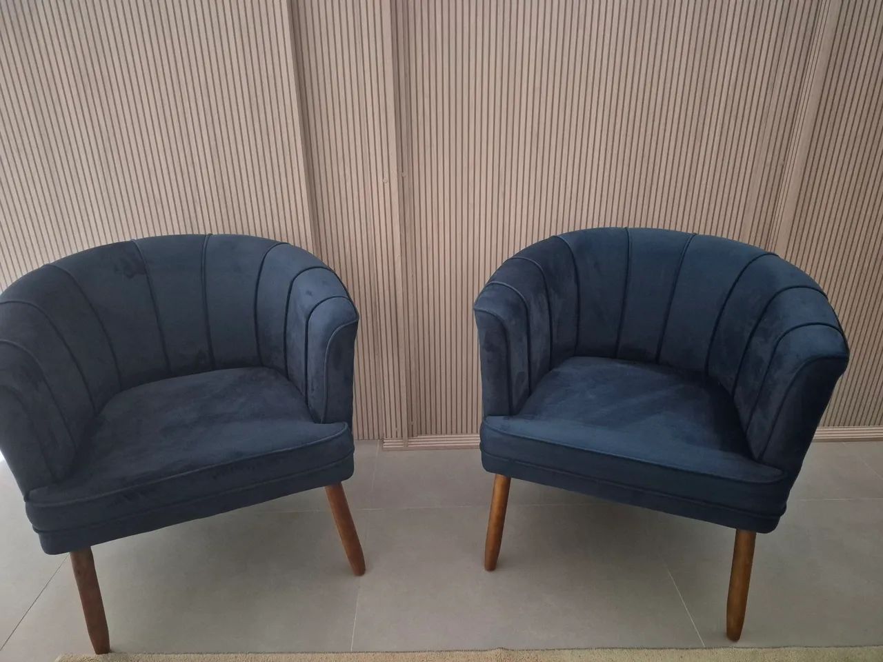 Conjunto de Sofá e cadeiras de veludo azul marinho - Foto 2