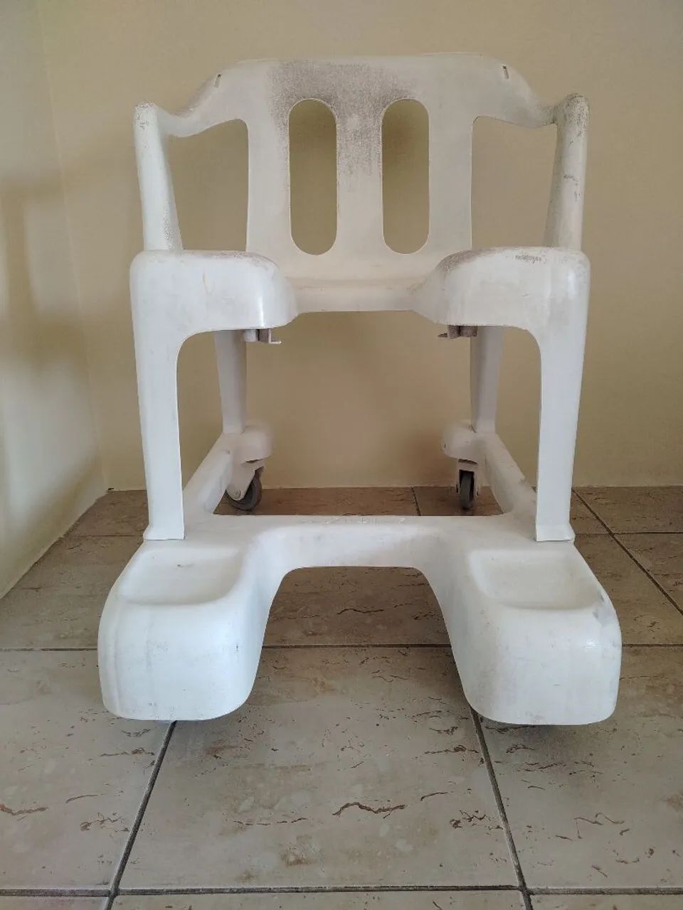 Vendo cadeira de banho plástico - Foto 2