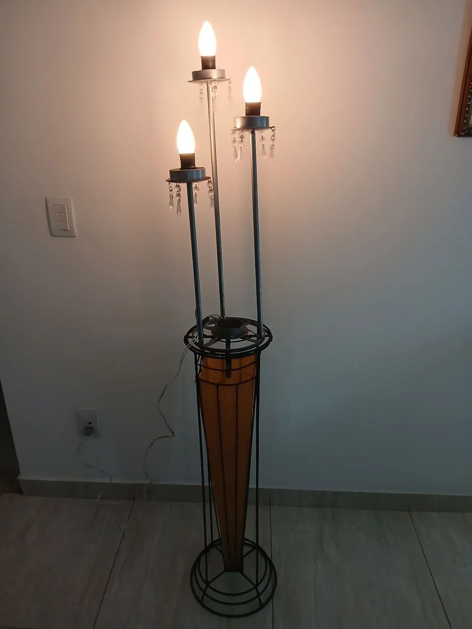 Candelabro de ferro e lâmpada  - Foto 2