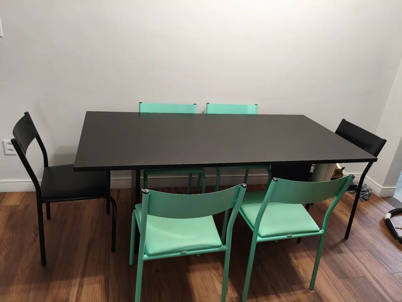 Mesa de jantar com as cadeiras_ excelente estado!