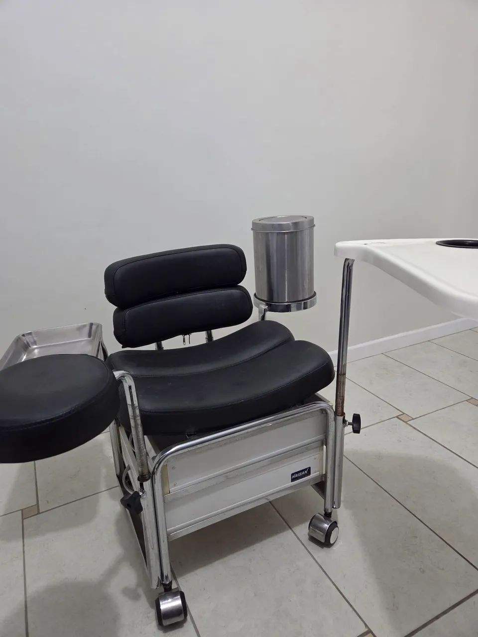 Cadeira de manicure com rodas