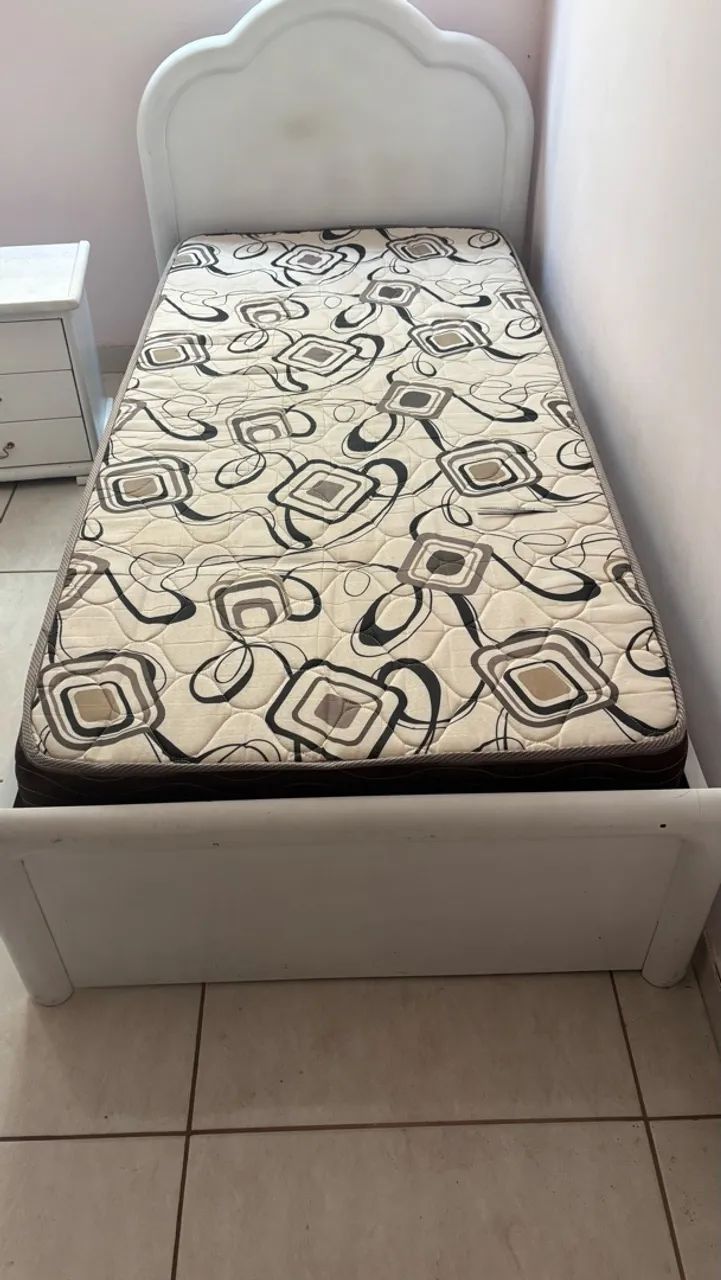 Conjunto cama com colchão e criado mudo 