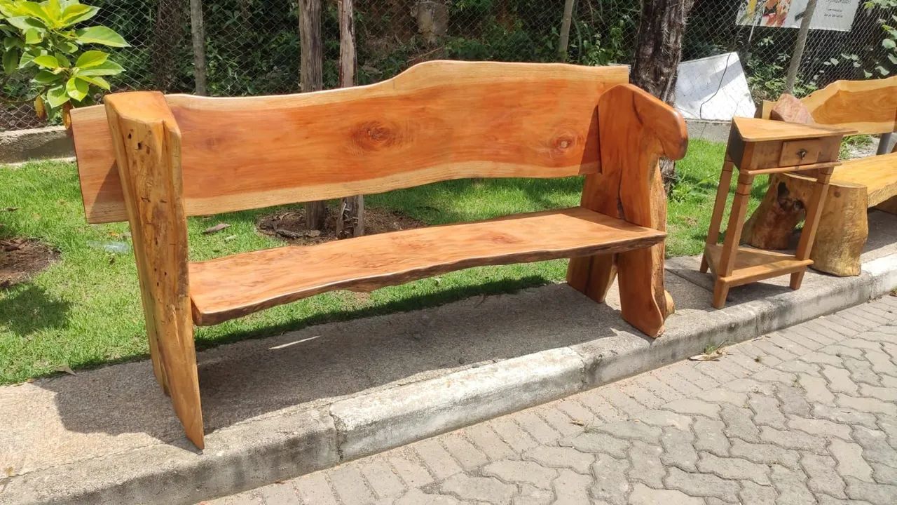 Lindo banco artesanal de madeira 