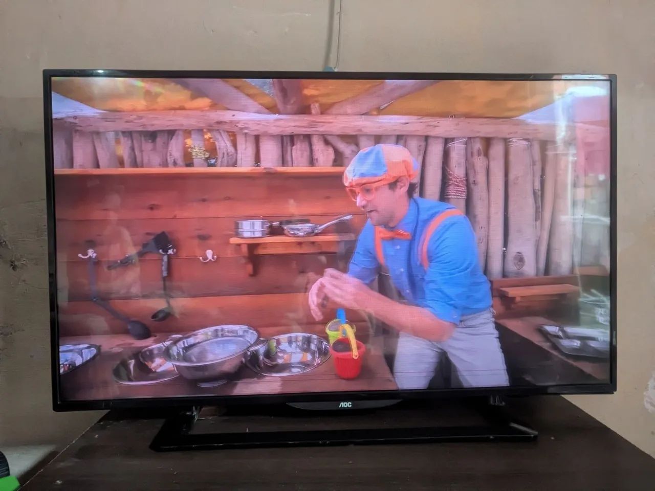 TV AOC 43 polegadas - funcionando tudo -  apenas com duas listas na parte de baixo.
