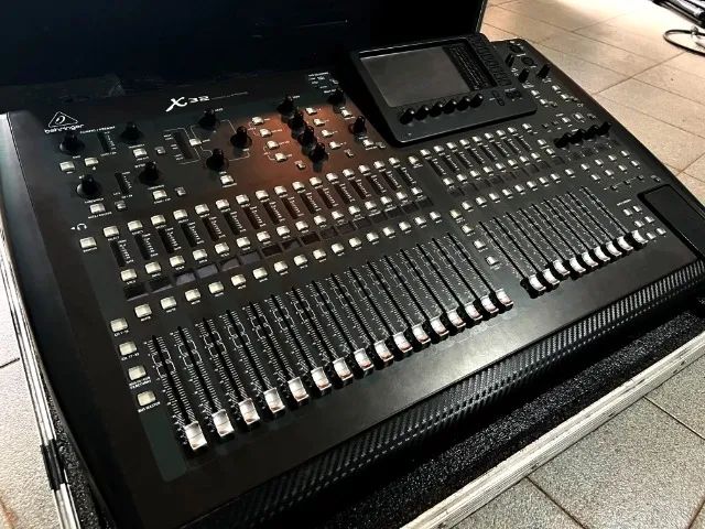 Mesa Behringer X32 Full com Case - Foto 2