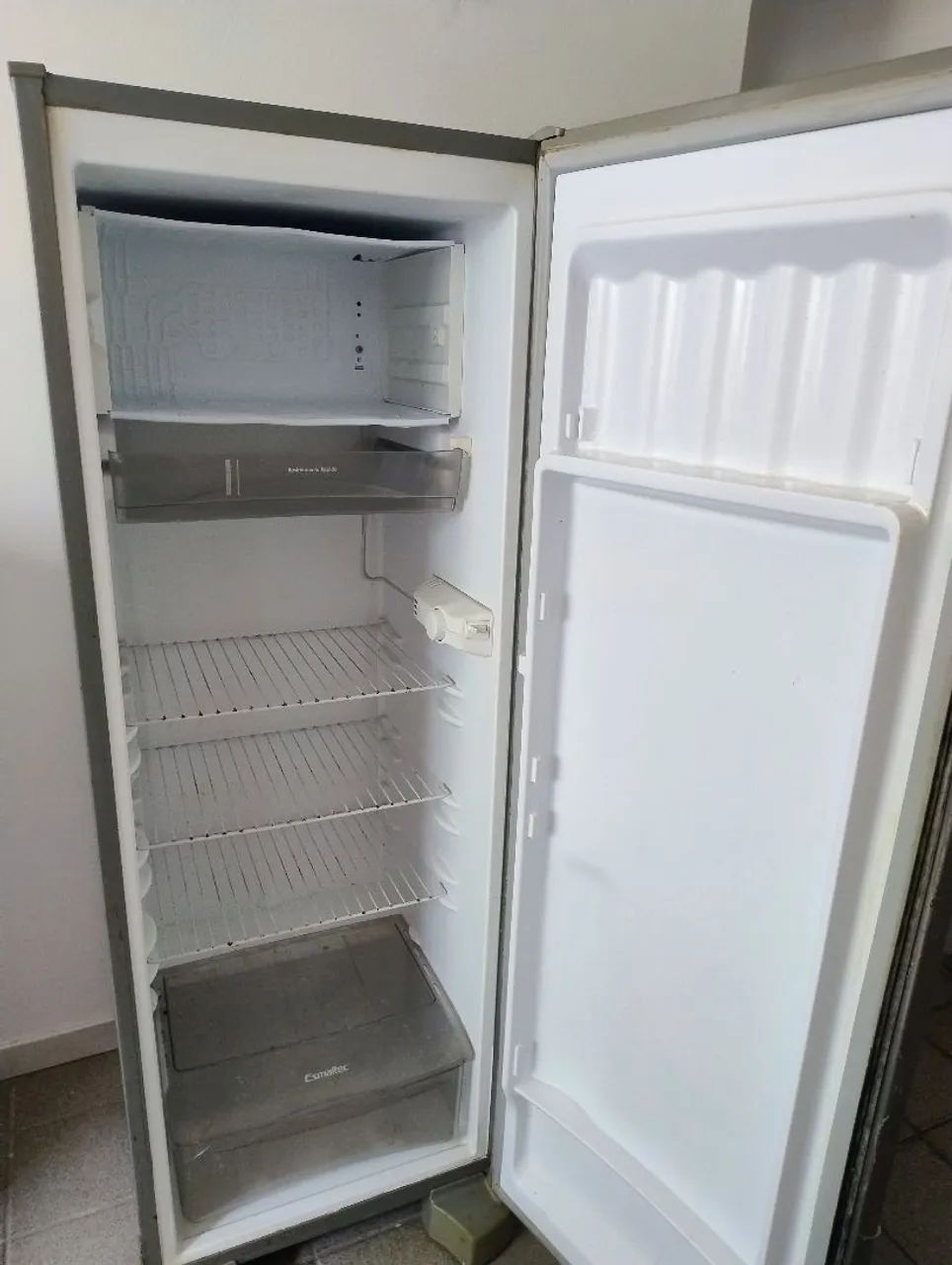 Geladeira Esmaltec Bem conservada em perfeito funcionamento - Foto 4