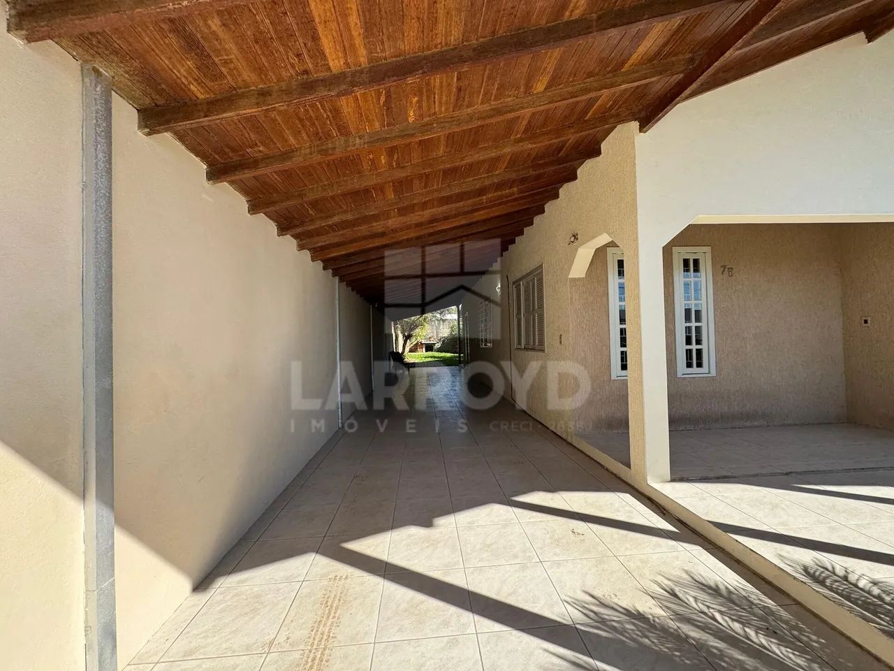 Casa à venda com pátio amplo e potencial comercial - Foto 2