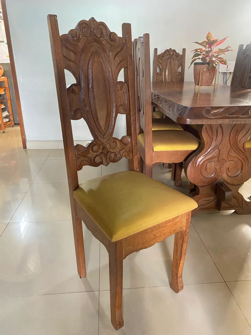 Conjunto de Mesa e 6 Cadeiras em Madeira Maciça - Foto 4