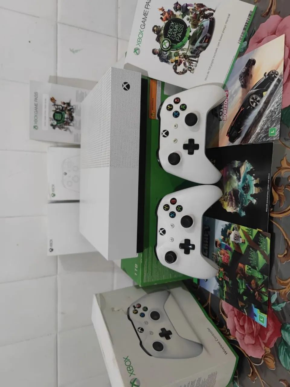 XBOX ONE S 1TB + 2 CONTROLES na caixa! 