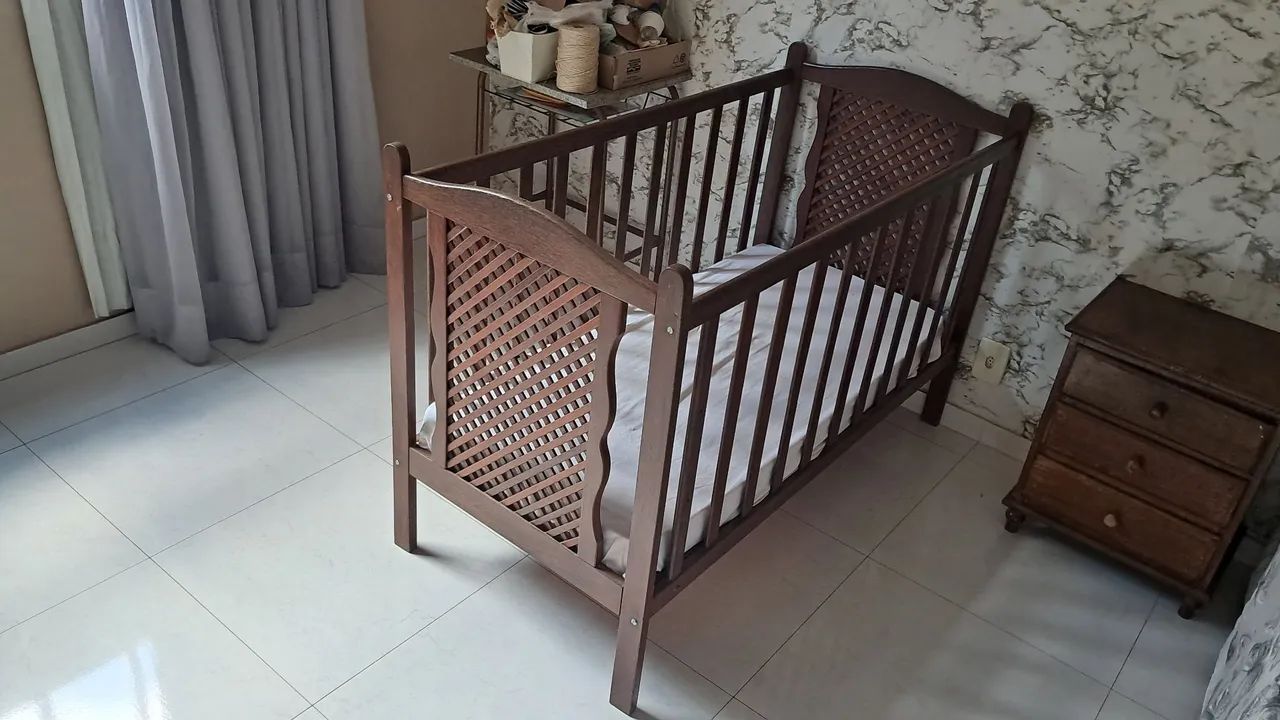 Berço de sucupira com colchão pouco usado