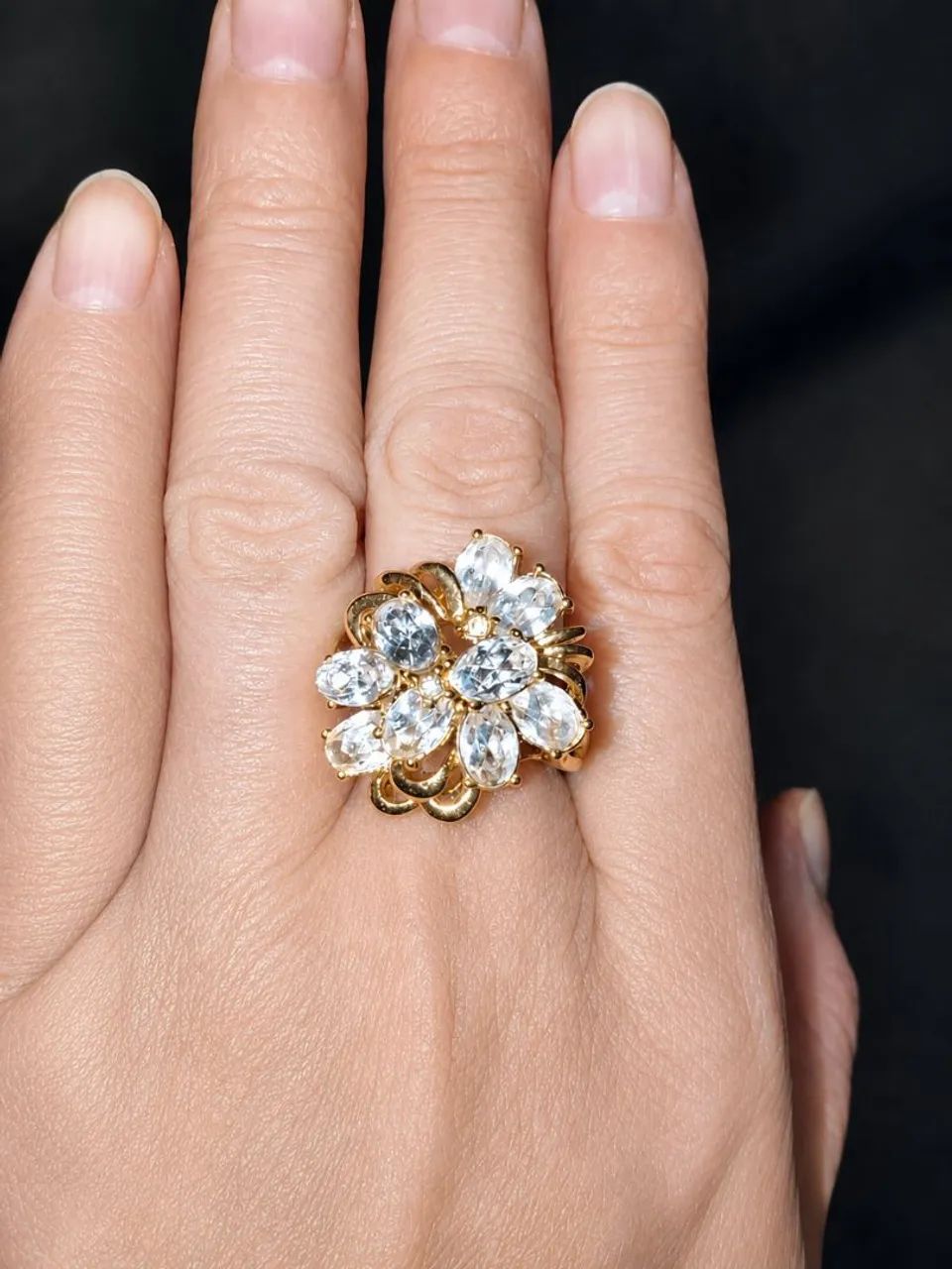 Anel folheado a ouro Flor Cravejada com Pedras Cristal