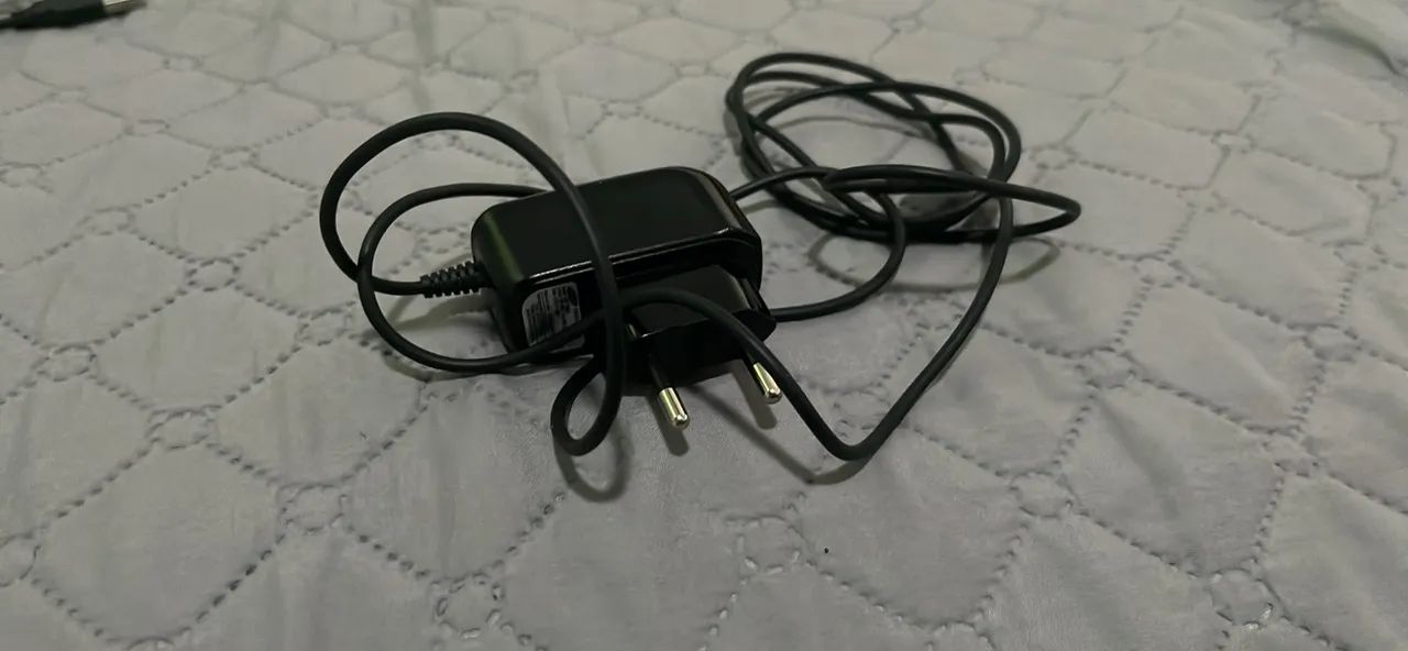 Carregador de Tomada com Cabo Integrado (Micro-USB / V8)
