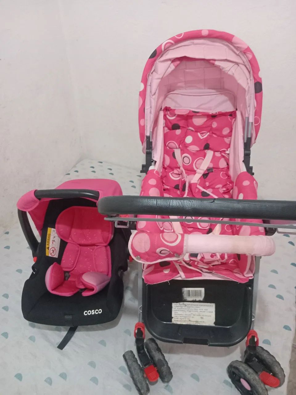 Carrinho de bebê e bebê conforto 