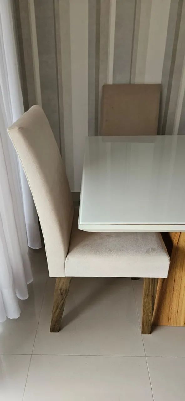 Mesa de jantar madeira retangular com tampo de vidro e 6 cadeiras 