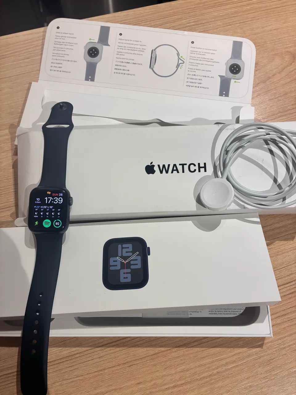 Apple Watch SE na caixa com carregador - Foto 4