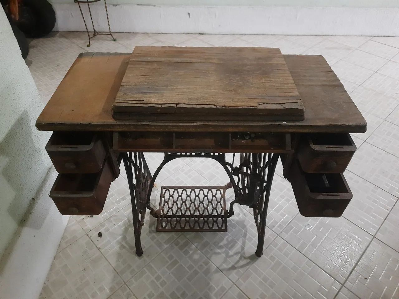 Máquina de costura antiga e funcionando - Foto 2