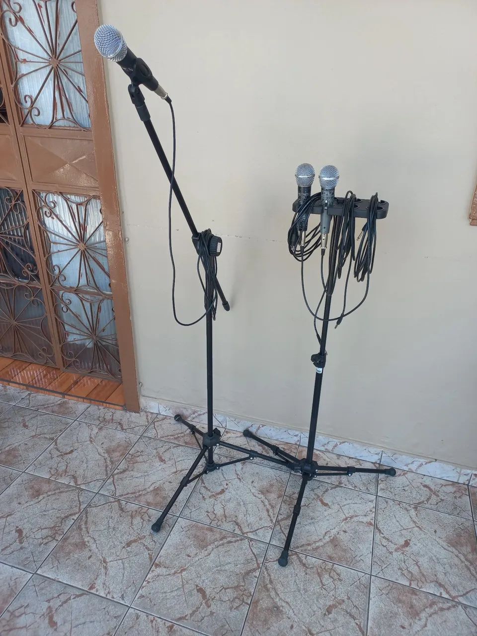 Pedestrais e suporte para microfones com 03 microfones e 03 cabos.