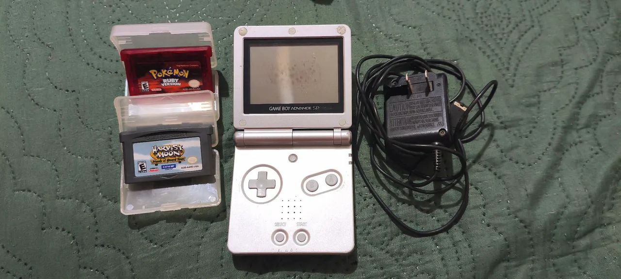 Gameboy SP com dois jogos