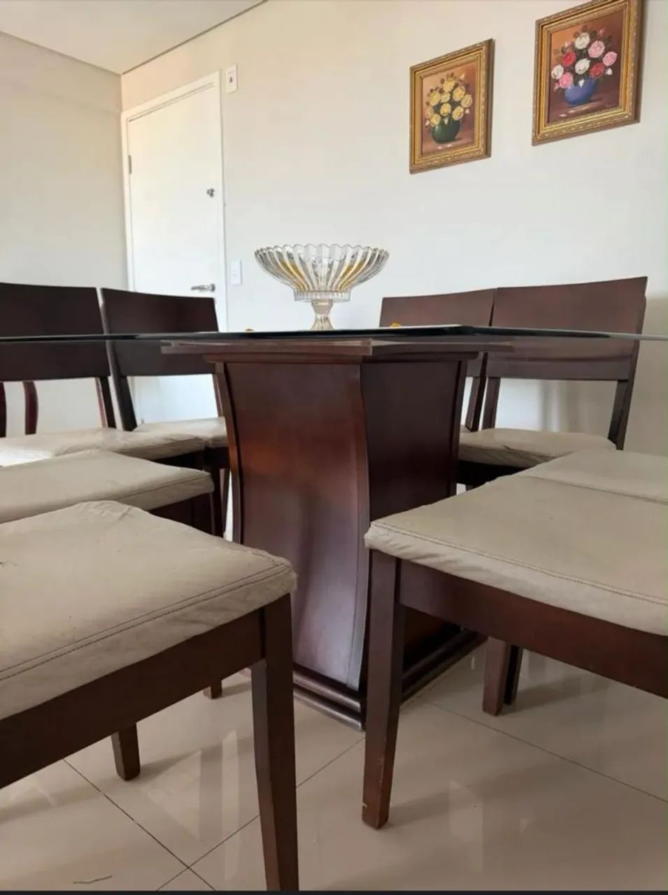 Mesa de jantar com 8 cadeiras 