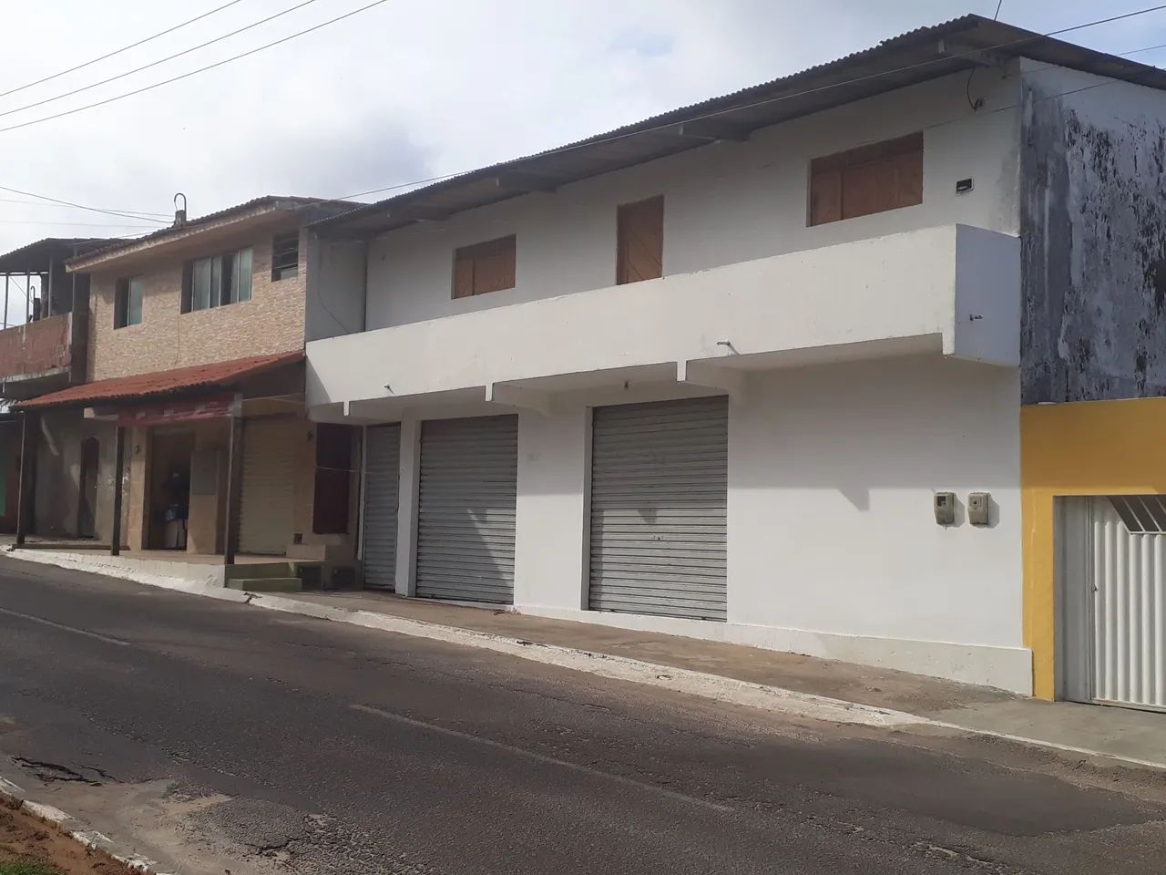 PRÉDIO  COMERCIAL. E APT.