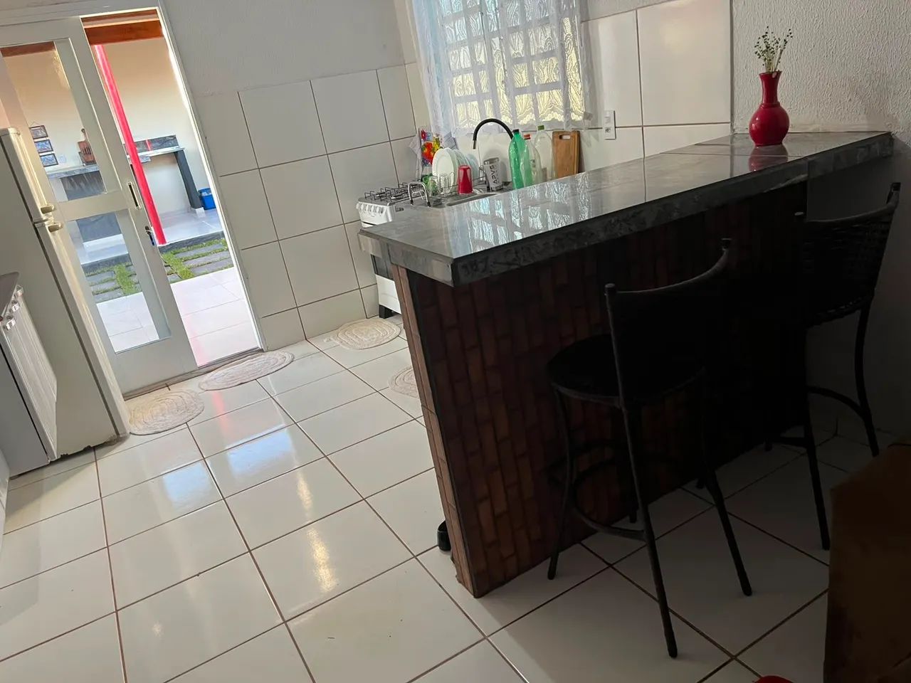 Casa toda murada com 2 vagas de garagem 2 quartos 2 banheiros com edícula e cisterna  - Foto 5