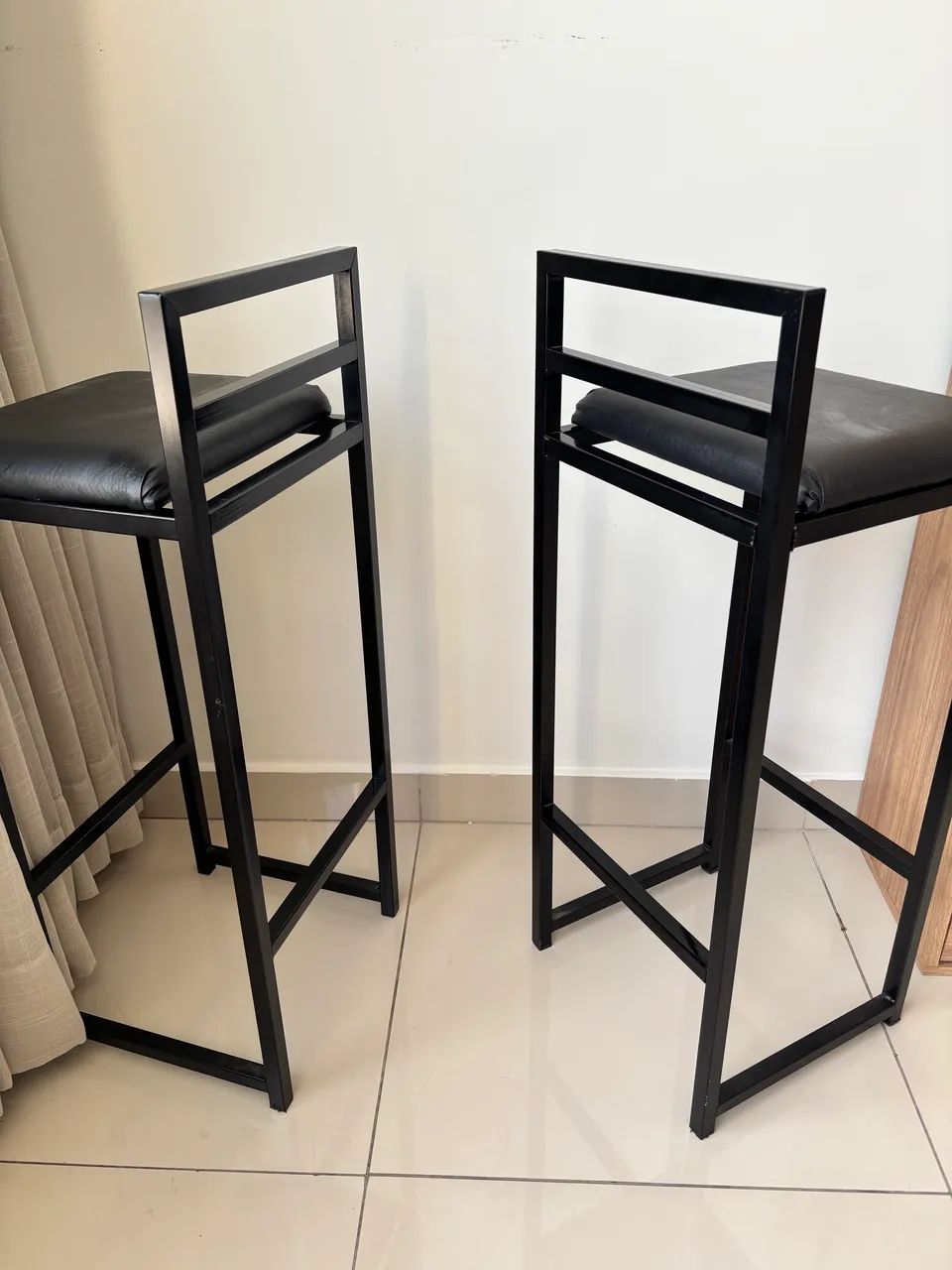 2 banquetas de ferro pretas e assentos acolchoados  - Foto 4
