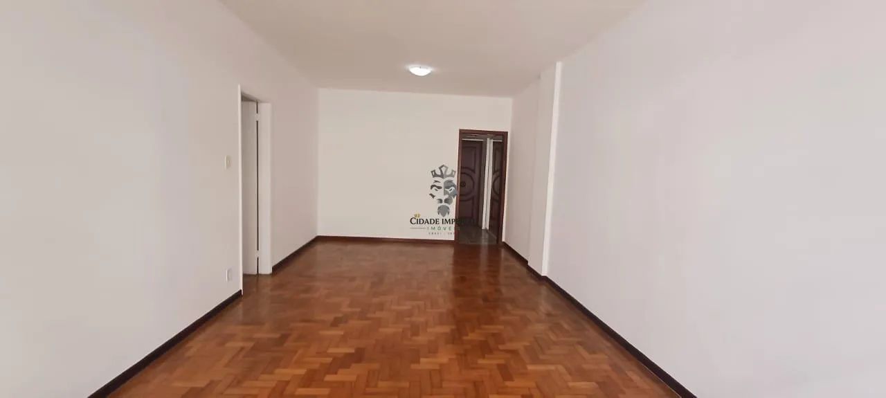 ALUGO APTO AMPLO NO CENTRO DE PETROPOLIS COM 3 QUARTOS - Foto 2