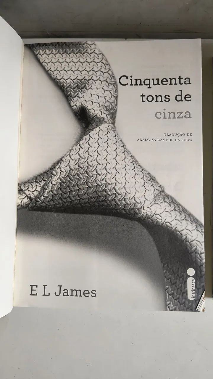 Livro 50 tons de cinza e 50 tons mais escuros  - Foto 4