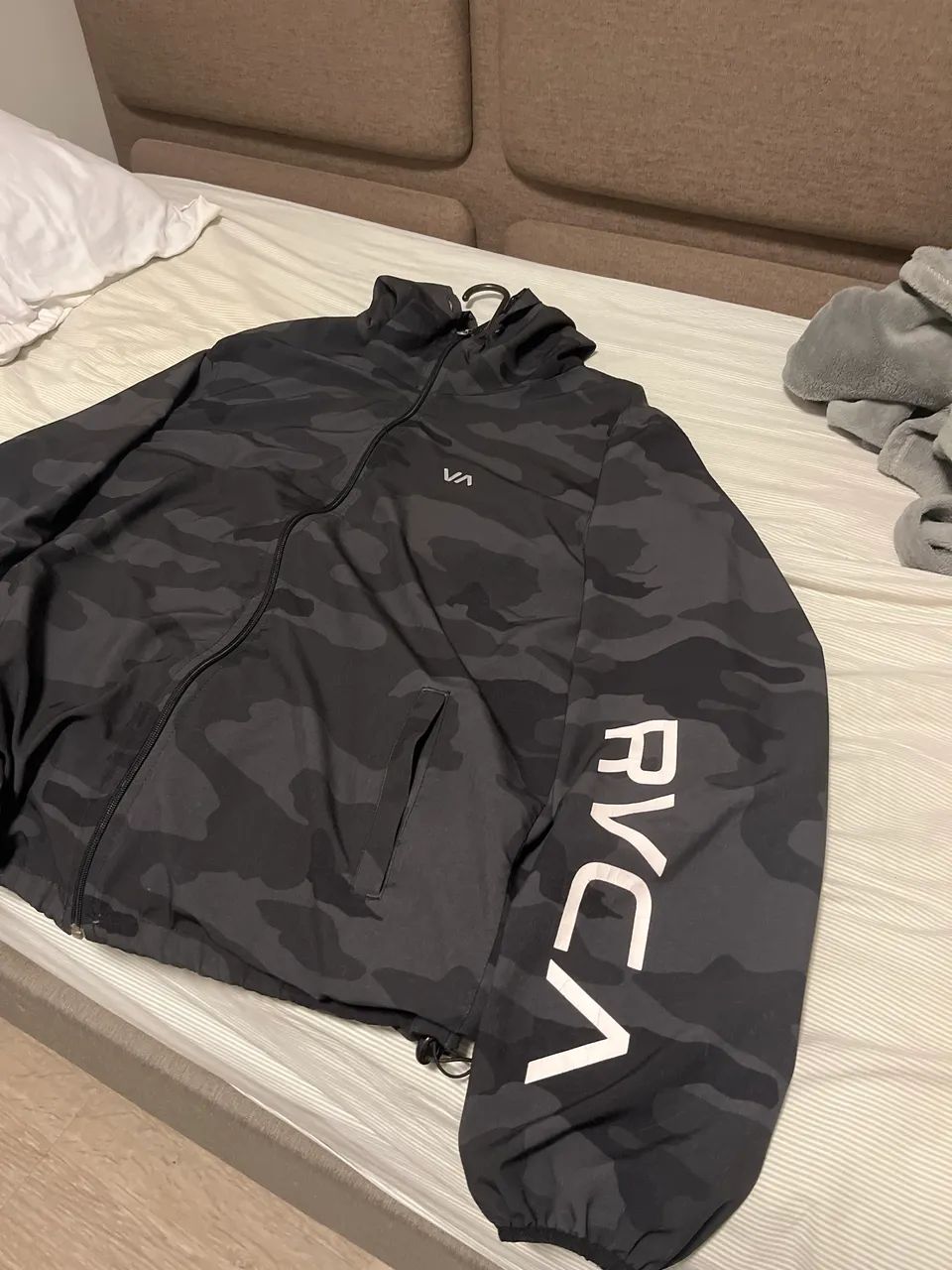 Corta vento RVCA camuflado em ótimas condições  - Foto 3