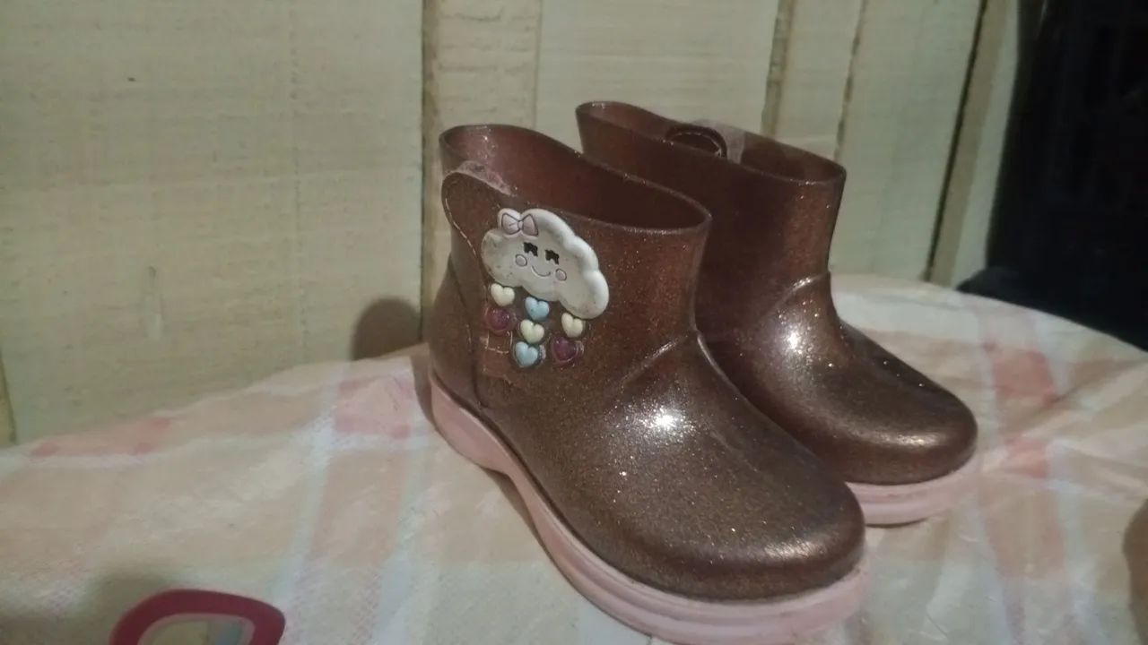 Vendo sandálias e galocha infantil 