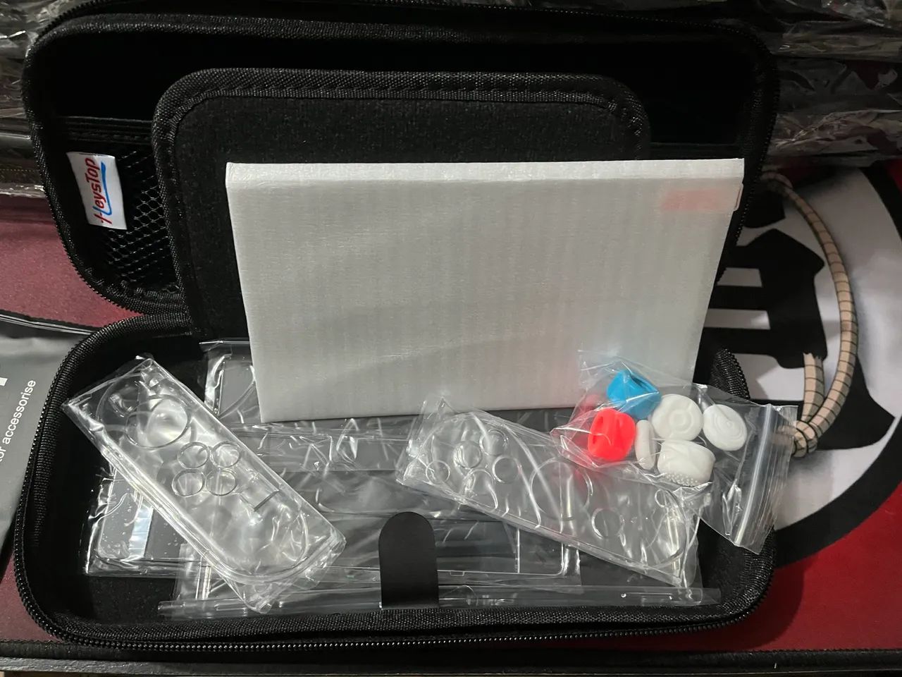 Kit de Proteção completa Nintendo Switch OLED - Case Rígida + Capas + Película + 6 Grips - Foto 2