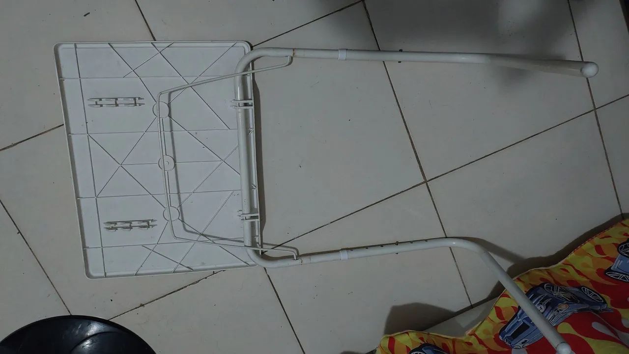 Mesa portátil prá refeições.  - Foto 4