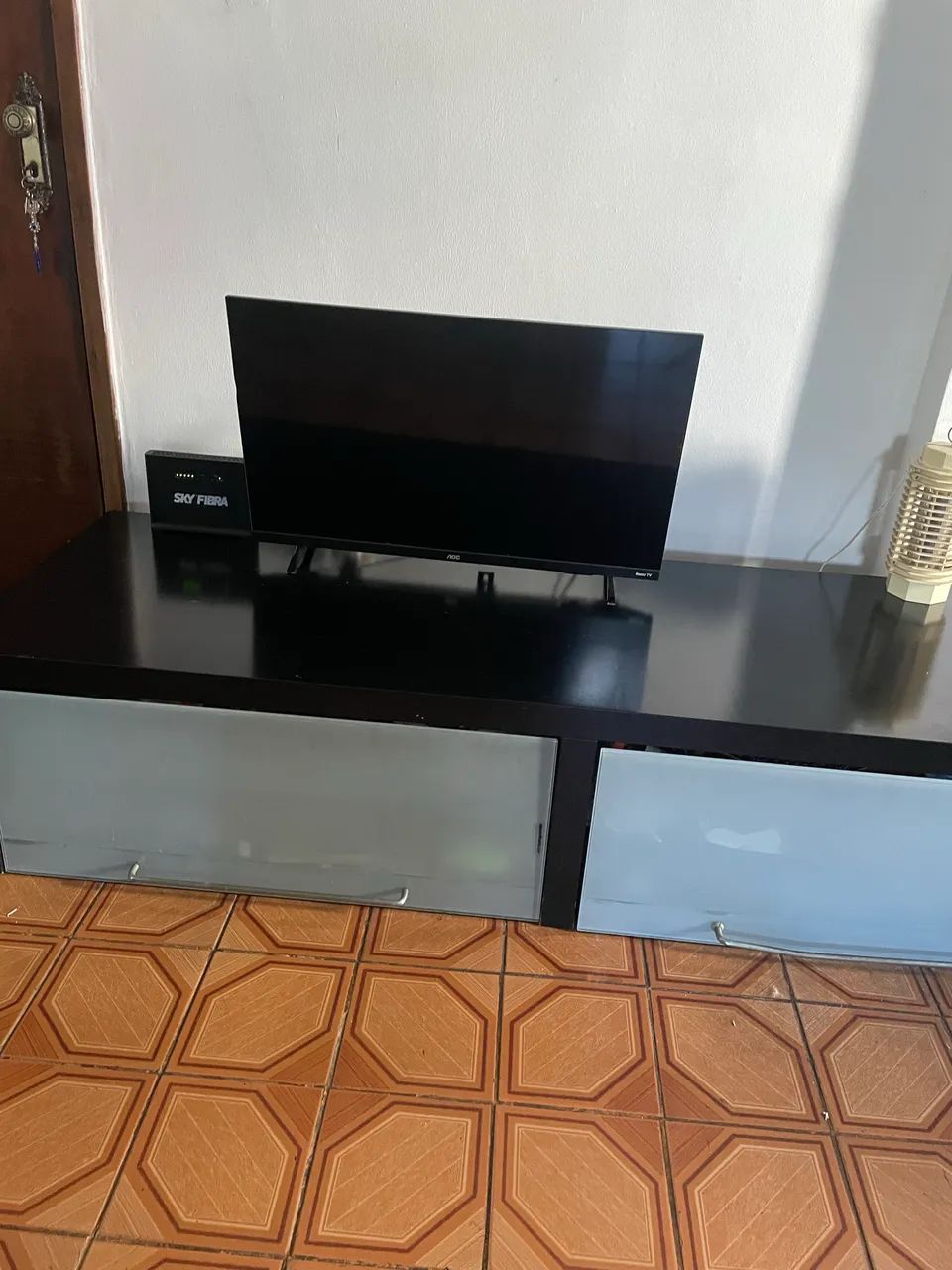 Tv AOC Roku com painel danificado  - Foto 2