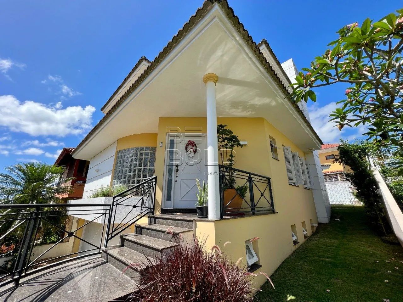 Casa com piscina e 3 dormitórios em Coqueiros - Foto 2