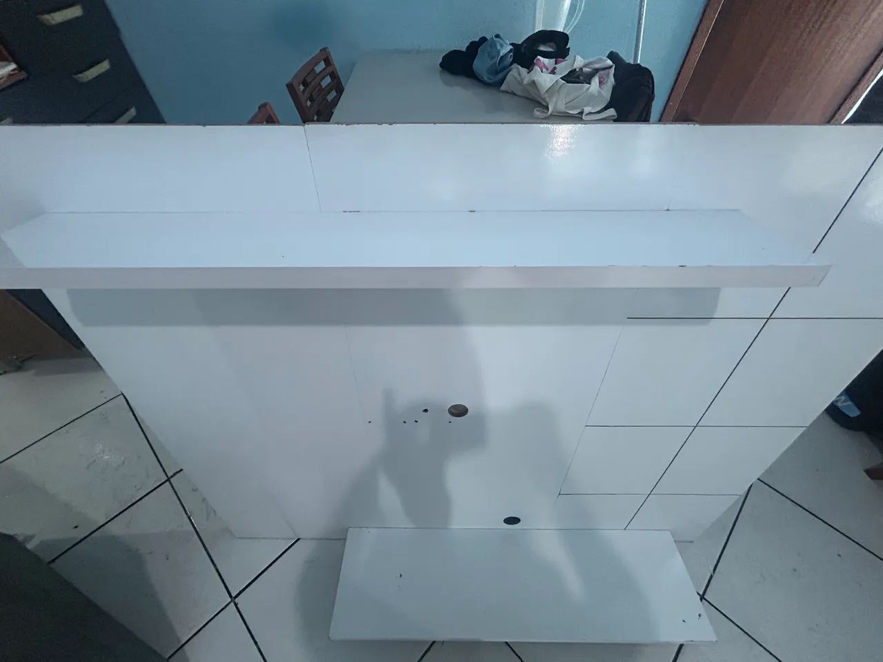 Painel de TV Branco com Prateleira - Bom Estado - Foto 4