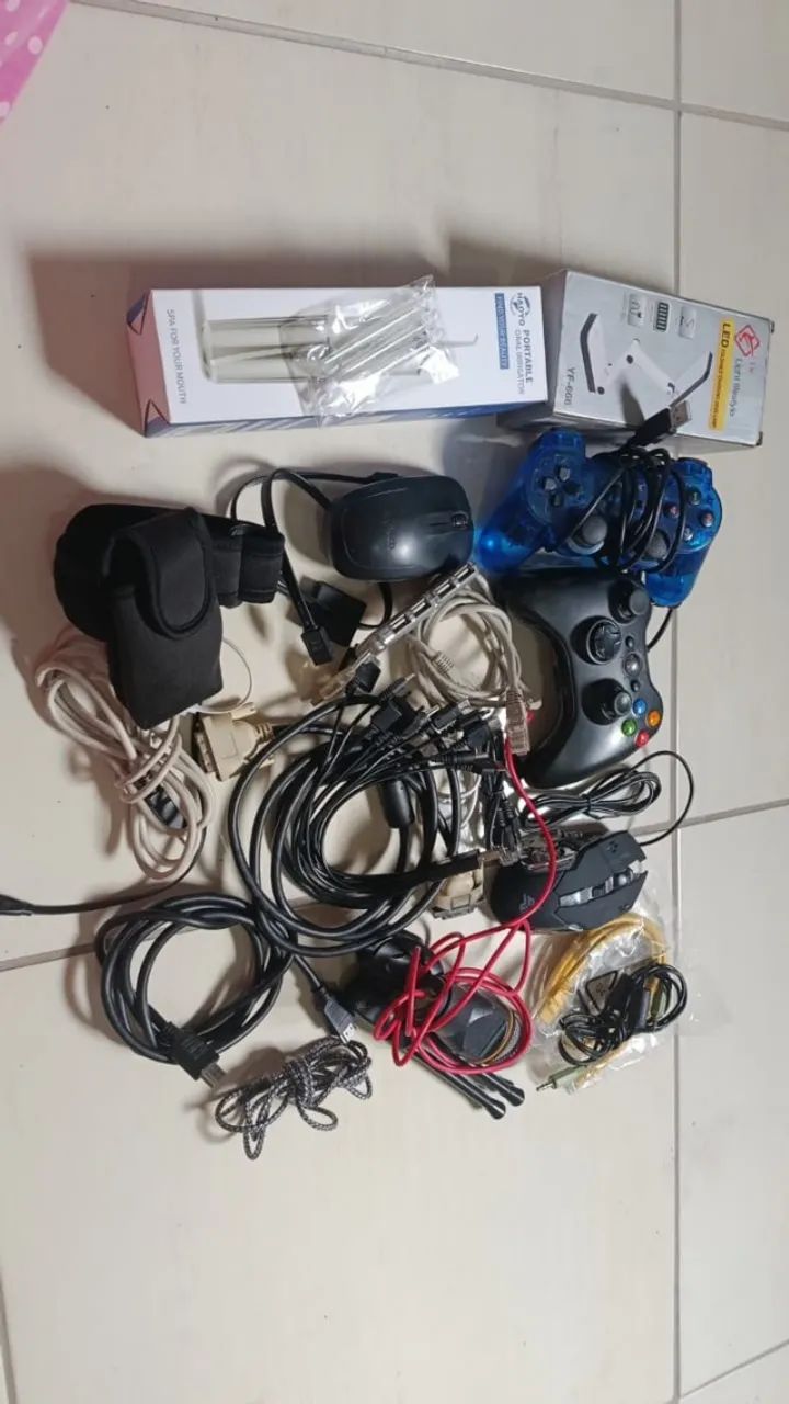 Lote de Eletrônicos: Controles (Xbox/PC), Mouses, Microfone, Cabos e Acessórios