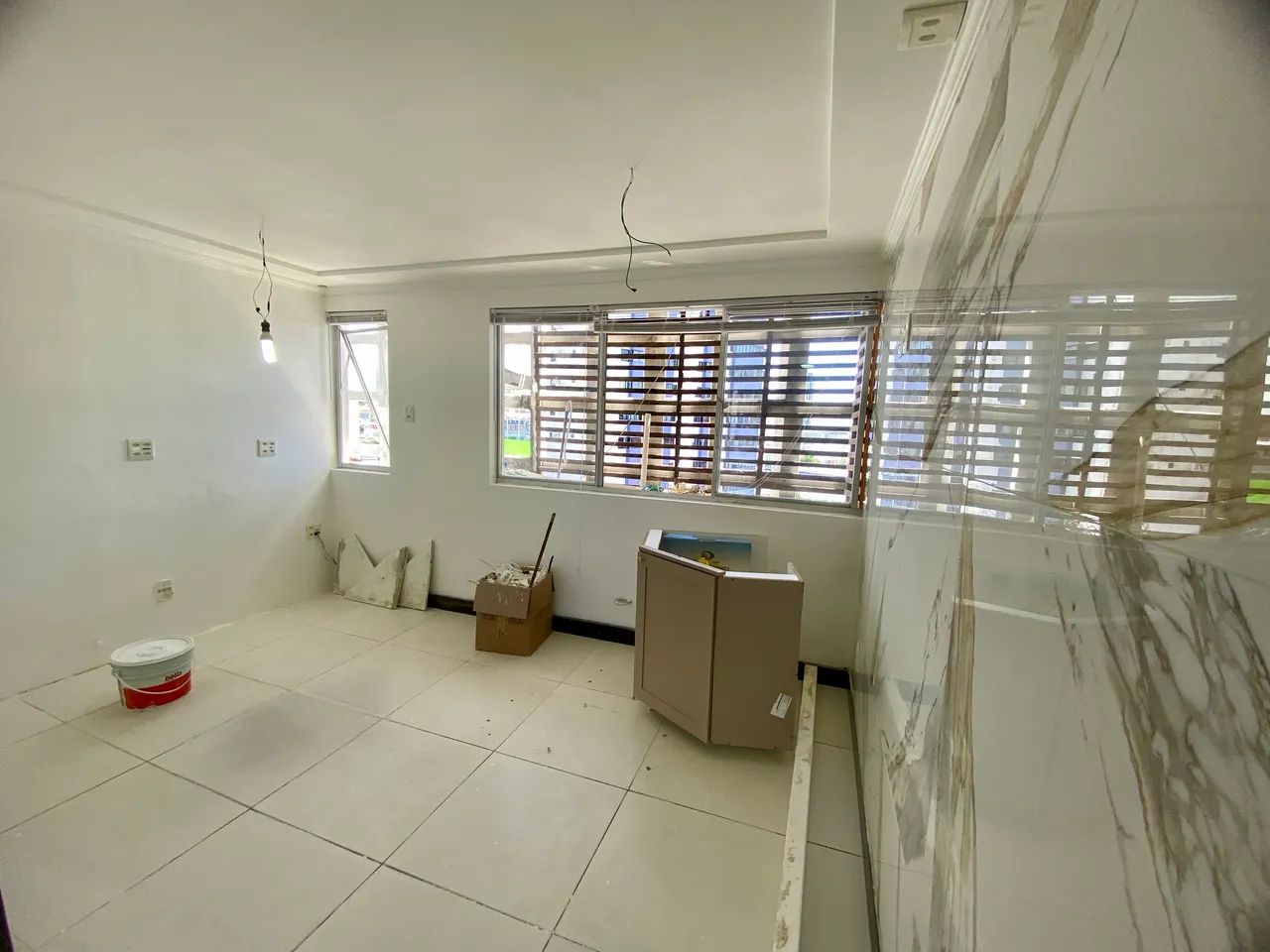 C alugo linda sala comercial ( 35 m2) na Ruy Carneiro ( brisamar)
