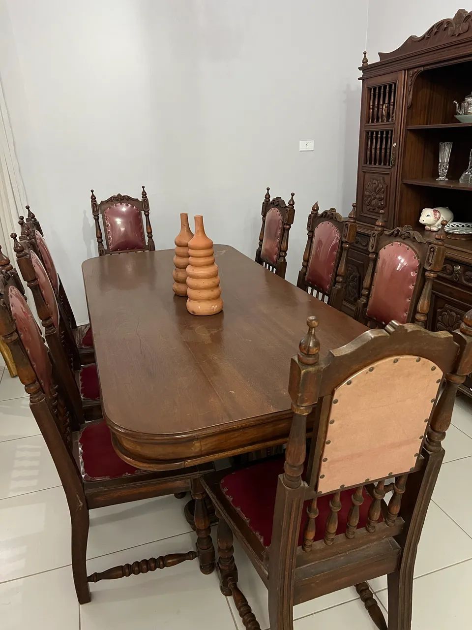 Sala de jantar antiga completa.