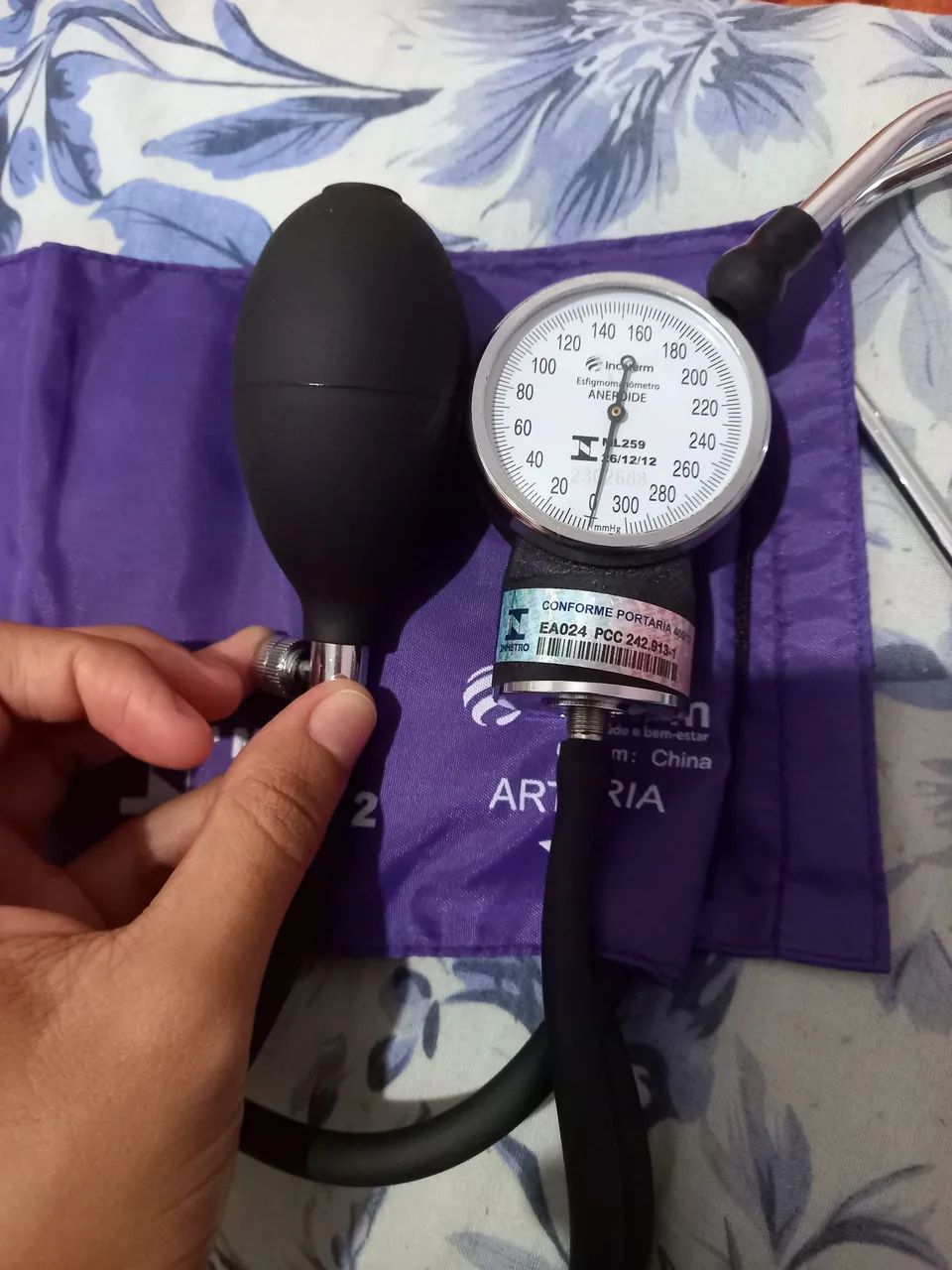 Esfigmomanômetro e estetoscópio - Foto 3