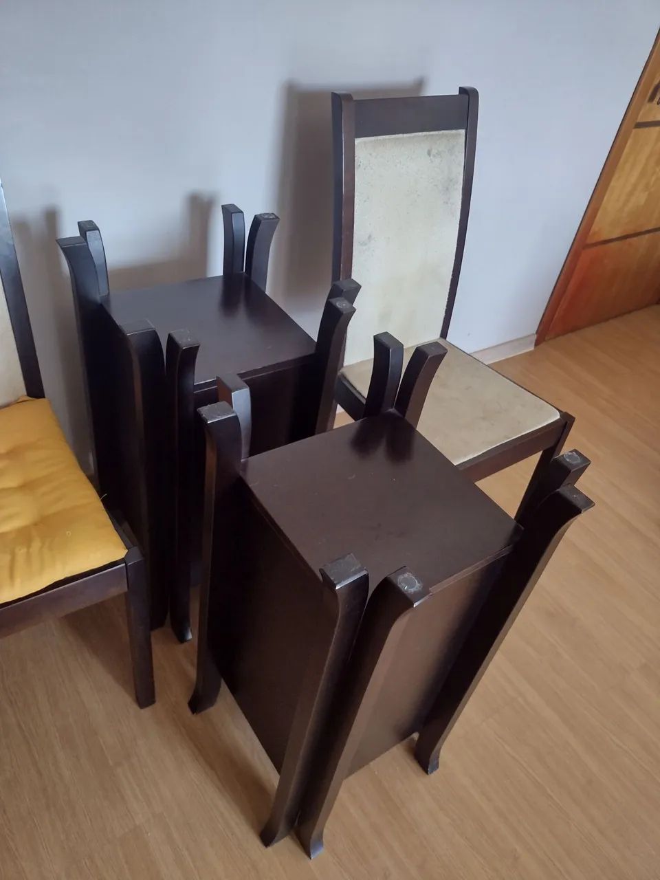 Cadeiras e base para mesa de jantar 