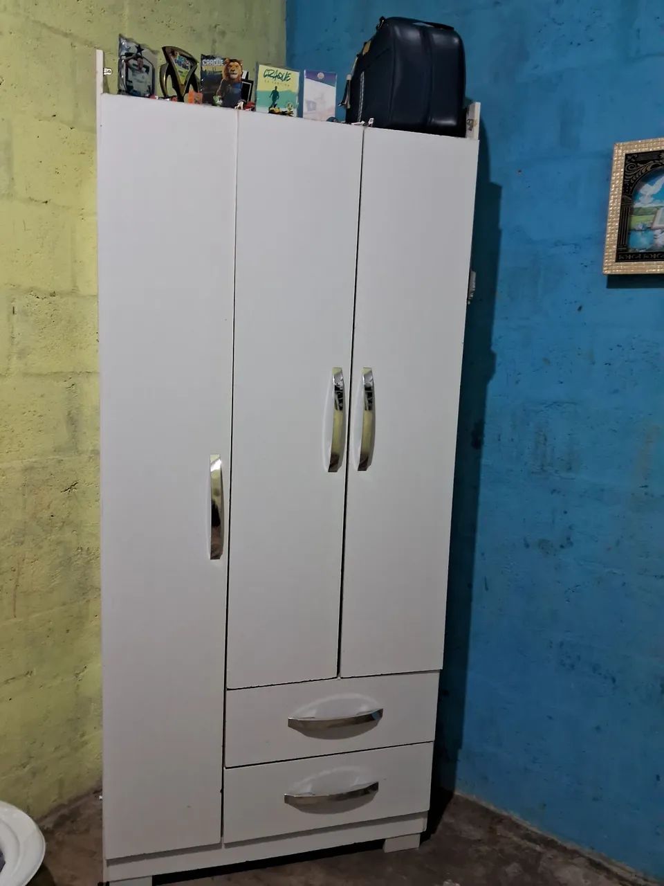 Vendo guardar roupa de três portas é duas gavetas.
