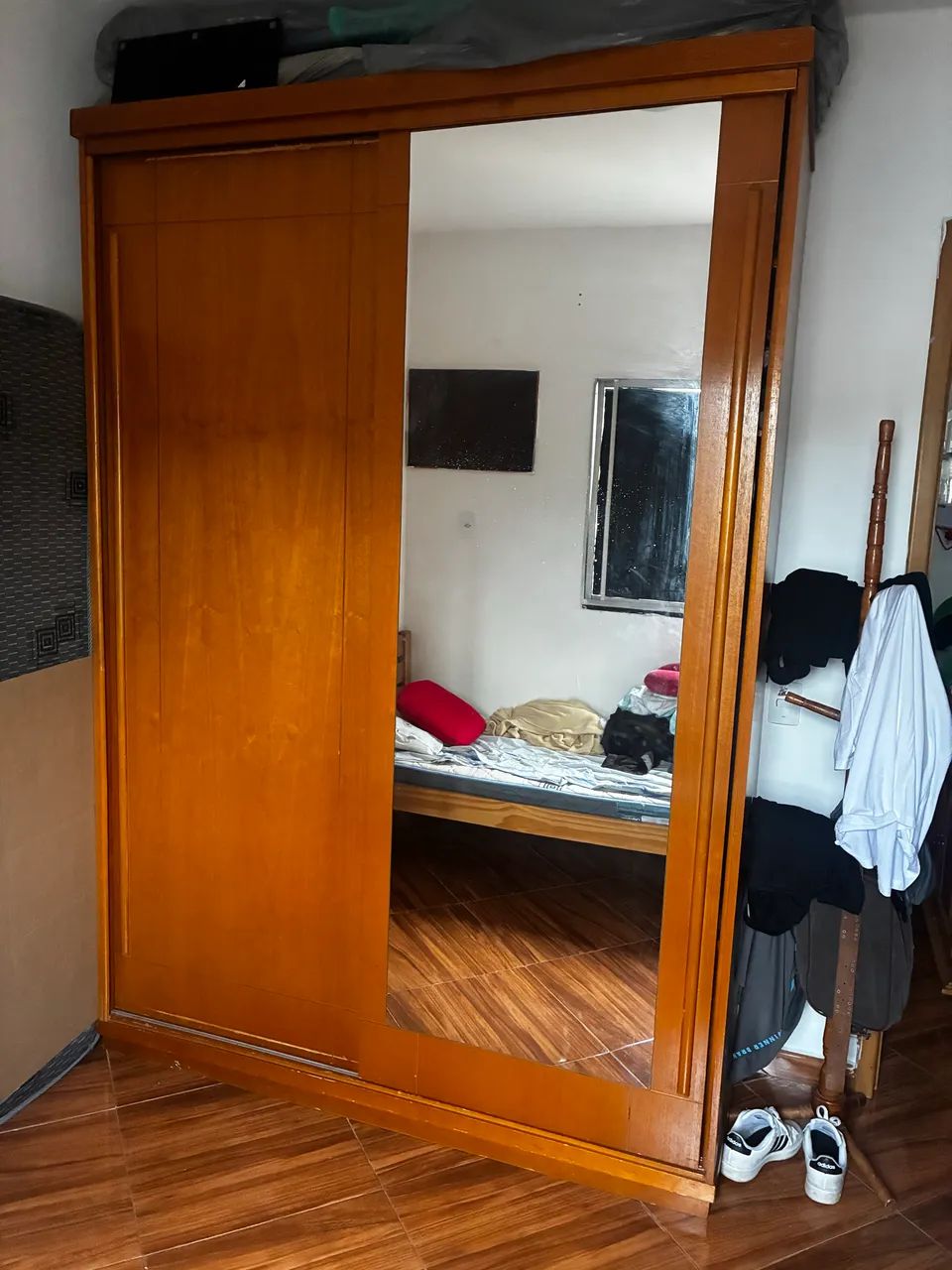 Guarda roupa de madeira