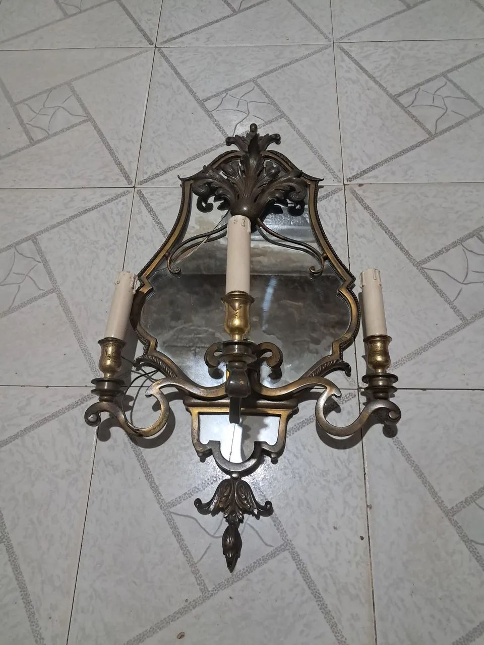 Aplique de parede com espelho de 3 lâmpadas em bom estado. 